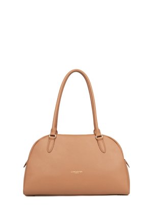 Sac à main en cuir marron clair avec deux poignées et une forme arrondie, orné d'un petit logo doré Lancaster Paris à l'avant.