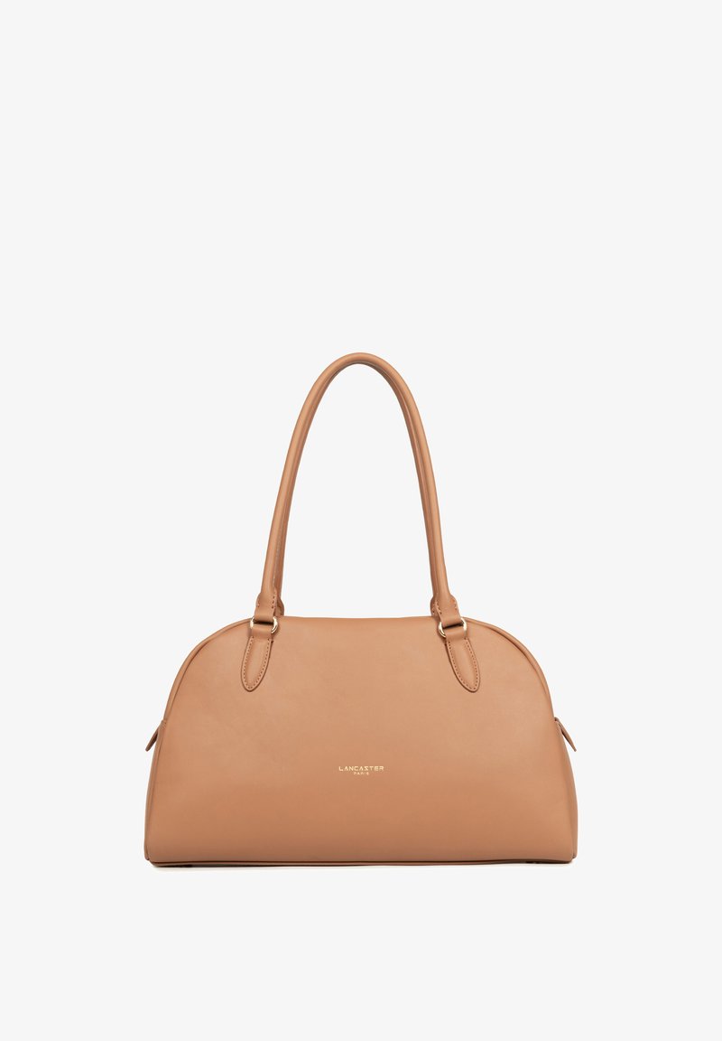 Sac à main en cuir marron clair avec deux poignées et une forme arrondie, orné d'un petit logo doré Lancaster Paris à l'avant.