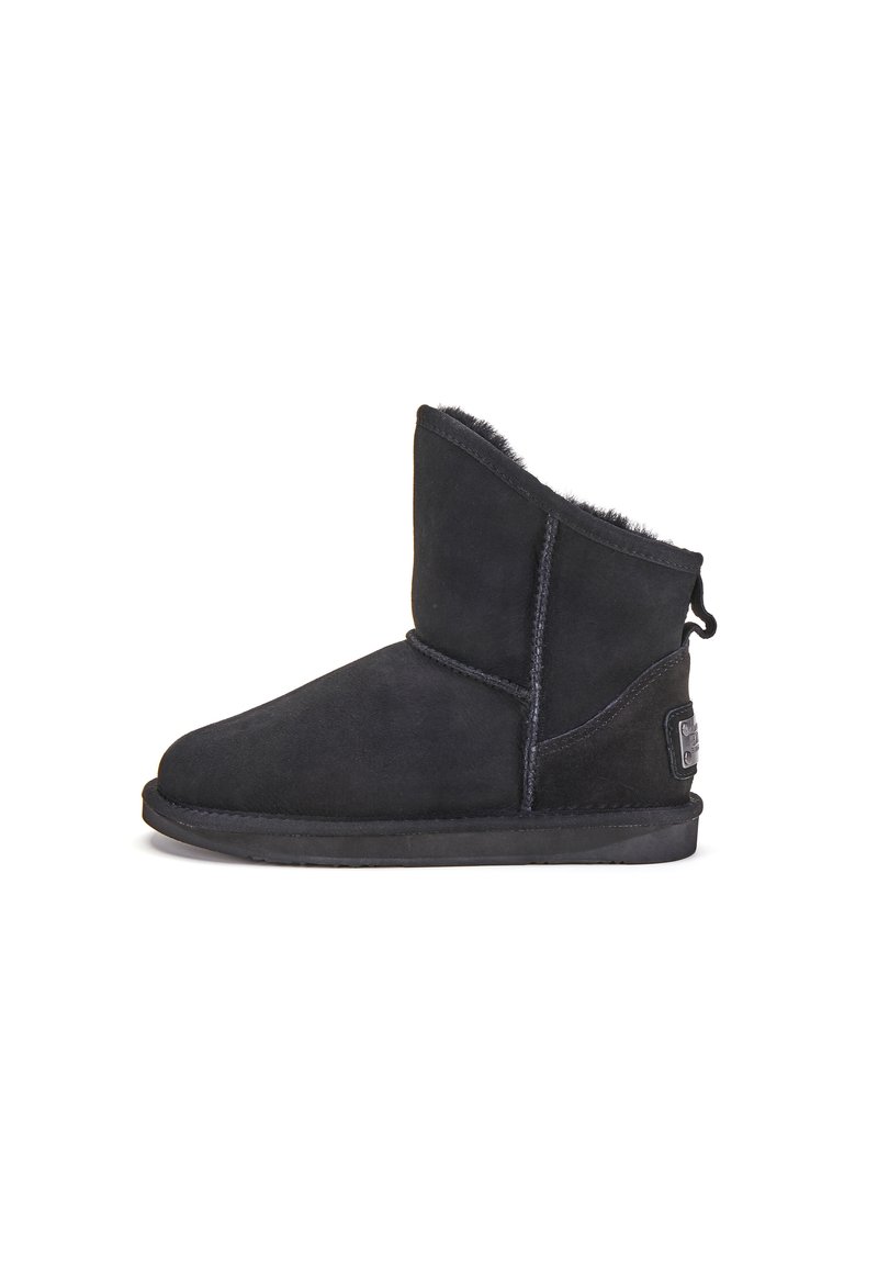 Czarne botki za kostkę wykonane z zamszu, z miękkim futerkiem w środku, okrągłym noskiem i płaską gumową podeszwą. Posiadają pętelkę z tyłu i dodatkowe przeszycia.