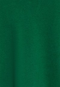 Groene katoenstof met een gladde textuur. Het materiaal lijkt licht elastisch en gelijkmatig van kleur, met minimale variaties.