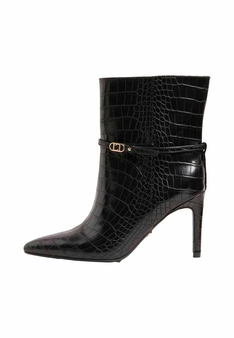 Botină din piele ecologică neagră cu aspect de crocodil, cu vârf ascuțit, toc stiletto și o curea decorativă cu un detaliu de cataramă de culoare aurie.