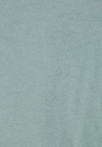 Hellblauer Stoff mit feiner Textur, gleichmäßigem Gewebe und weichem Finish, geeignet für verschiedene Bekleidungs- und Polsteranwendungen.