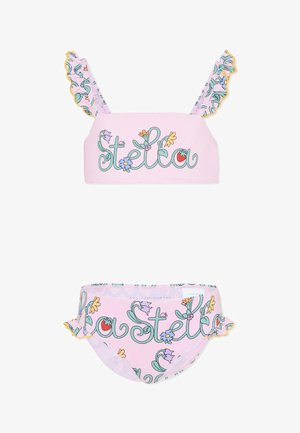 Różowy zestaw bikini wykonany z miękkiego materiału, z falbankowymi ramiączkami i kwiatowym wzorem z napisem "Stella" w zielonych literach. Dodatkowe akcenty w postaci żółtych krawędzi.