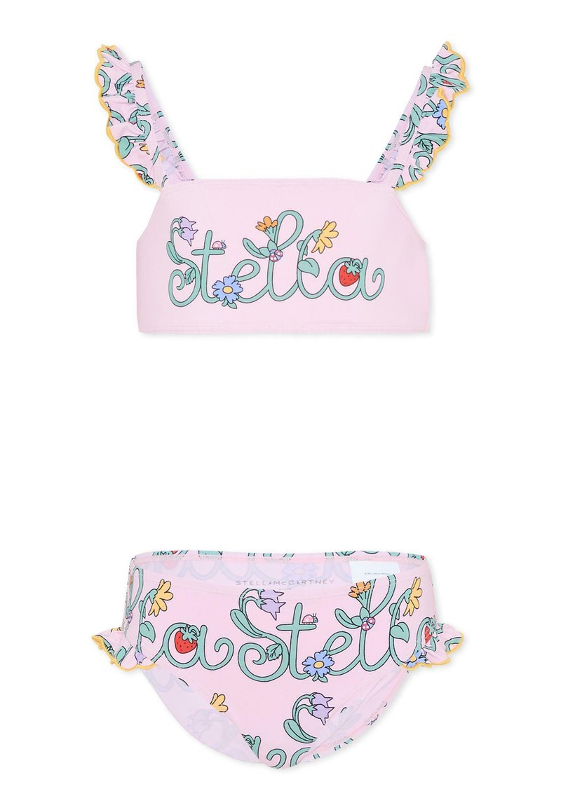 Set di bikini rosa realizzato in tessuto morbido, con spalline arricciate e motivo floreale con la scritta "Stella" in verde. Dettagli includono bordi gialli.