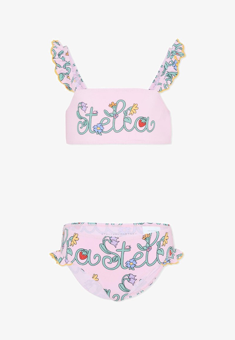 Set di bikini rosa realizzato in tessuto morbido, con spalline arricciate e motivo floreale con la scritta "Stella" in verde. Dettagli includono bordi gialli.