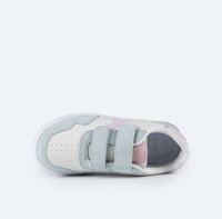 Zapatilla deportiva blanca y azul clara con dos correas de velcro, área del dedo perforada y acentos rosas en el talón y el forro interior.