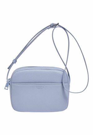 Lille lyseblå læder crossbody taske med justerbar strop og lynlås, enkel rektangulær form med bløde rundede kanter.