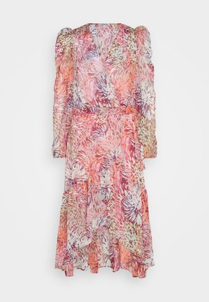 Blomsteret, gennemsigtig omslagskjole i rosa, orange og lavendel nuancer; lange puffede ærmer med en flæsekanter og et stofbånd i taljen.