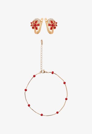 Aranyszínű karkötő kis piros gyöngyökkel és hozzáillő arany karika fülbevalók, piros virágmintával és áttetsző kövekkel.