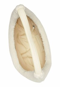 Sac en shearling blanc avec un intérieur beige. Présente une anse en cuir lisse et un compartiment zippé avec un détail de poche supplémentaire.