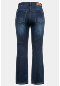 Dunkelblaue Jeans aus Denim mit geradem Bein, elastischem Bund und zwei Gesäßtaschen. Mit oranger Naht und einem markierten, tannfarbigen Lederpatch.