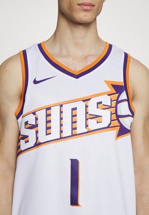 Hombre con camiseta de baloncesto blanca con ribete naranja y púrpura, texto "Suns", logo del sol y número 1 en el frente.