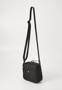 Borsa a tracolla nera con tracolla regolabile, realizzata in materiale testurizzato. Presenta chiusure a doppia cerniera e un piccolo logo sul davanti.