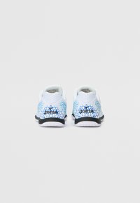 Zapatillas deportivas blancas con parte superior de malla, patrón abstracto en azul, cuello acolchado y suela de goma negra. Marca en el talón en negro.