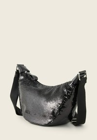 Borsa a spalla nera con paillettes, di forma arrotondata, dotata di una tracolla in pelle nera liscia e chiusura con zip nella parte superiore. Superficie strutturata.