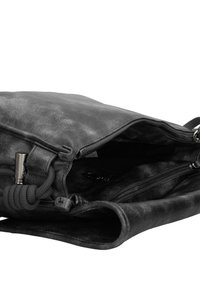 Sac en cuir gris foncé avec une texture lisse, doté de double fermeture éclair et d'un intérieur doux. Comprend une poignée nouée pour une meilleure prise.