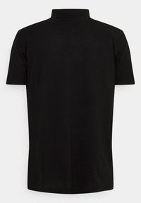 Czarna koszulka polo z krótkim rękawem i ribbowanym kołnierzykiem. Gładka tekstura i prosty krój, bez widocznych logo i wzorów.