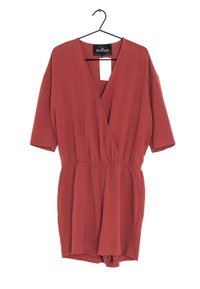 Robe de couleur rouille avec des manches courtes, décolleté en V, taille élastique et jambes courtes. Fabriquée dans un tissu lisse, avec une étiquette attachée.