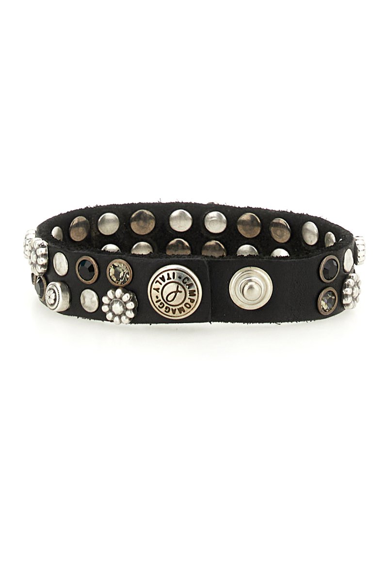 Bracciale in pelle nera con borchie circolari in argento e decorazioni floreali. Presenta un bottone con logo metallico e varie decorazioni in gemme.