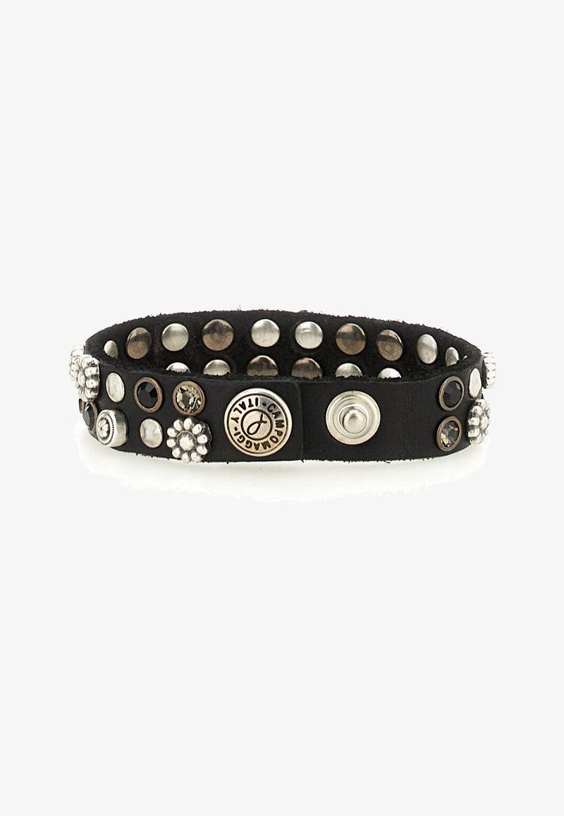 Bracciale in pelle nera con borchie circolari in argento e decorazioni floreali. Presenta un bottone con logo metallico e varie decorazioni in gemme.