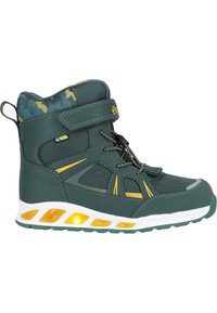 Grüner Sportstiefel mit einer strukturierten Oberseite, gelben Akzenten, einem Klettverschluss und einer leuchtenden Sohle. Camouflage-Muster sichtbar am Kragen.