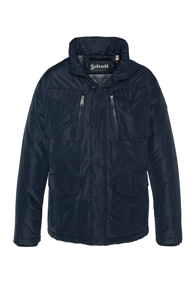 Giacca isolata blu navy con colletto alto, due tasche sul petto con zip e due tasche frontali con pattina. Realizzata in un tessuto resistente all'acqua.