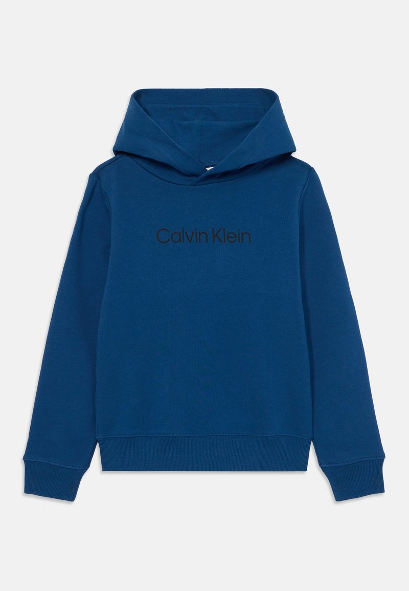 Kék pamut kapucnis pulóver, amely nagy elülső zsebbel, bordás mandzsettákkal és heméllyel, valamint sötét színű "Calvin Klein" logóval rendelkezik a mellkason.