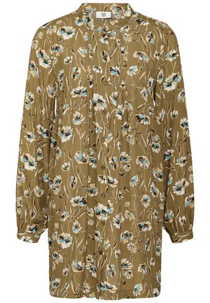 Długa bluzka z długim rękawem w kolorze oliwkowej zieleni z niebiesko-białym kwiatowym wzorem, zapinana z przodu na guziki, z marszczonymi mankietami.