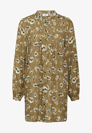 Długa bluzka z długim rękawem w kolorze oliwkowej zieleni z niebiesko-białym kwiatowym wzorem, zapinana z przodu na guziki, z marszczonymi mankietami.