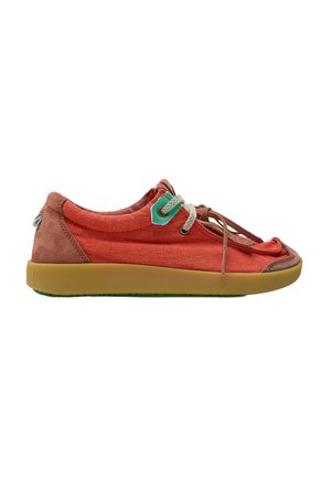 Zapato casual de corte bajo con tejido rojo y parte superior de ante marrón, detalle de ojales verdes, cordones beige y suela gruesa de goma marrón claro.