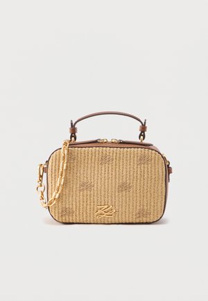 Petit sac à main rectangulaire tissé beige avec garniture en cuir marron, bandoulière en chaîne dorée, poignée supérieure et emblème de logo doré sur le devant.