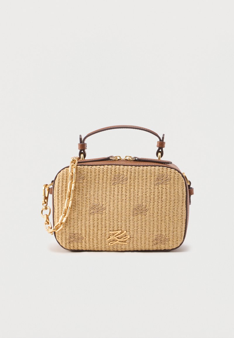 Μικρή ορθογώνια πλεκτή μπεζ τσάντα με καφέ δερμάτινη επένδυση, χρυσή αλυσίδα ιμάντα, χειρολαβή κορυφής και χρυσό λογότυπο στο μπροστινό μέρος.