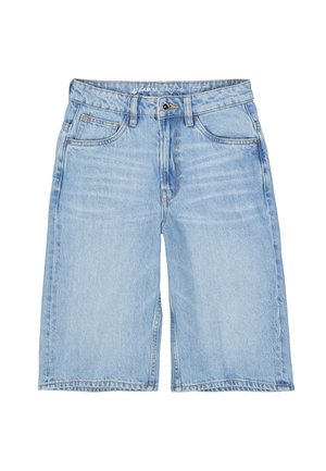 Hellblaue knielange Jeansshorts mit Vordertaschen, Gürtelschlaufen und einem Verschluss mit Knopf und Reißverschluss.
