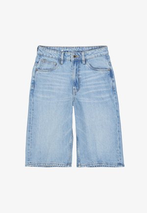 Pantalones cortos de mezclilla azul claro hasta la rodilla con bolsillos delanteros, trabillas para cinturón, y cierre de botón y cremallera.