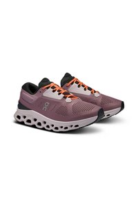 Baskets de course violettes avec une tige en maille, des lacets orange et une semelle épaisse et rembourrée avec des découpes pour la respirabilité. Accents noirs.