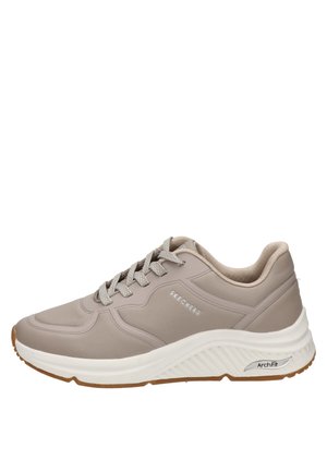 Sneaker Taupe Skechers Arch Fit z białą grubą podeszwą, sznurowanym przodem i wyściełanym kołnierzem, widoczny z lewej strony na białym tle.