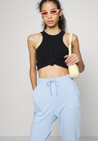 NA-KD PAMELA REIF x NA-KD - TRACKSUIT BOTTOMS - Calças de fato de treino - dusty blue