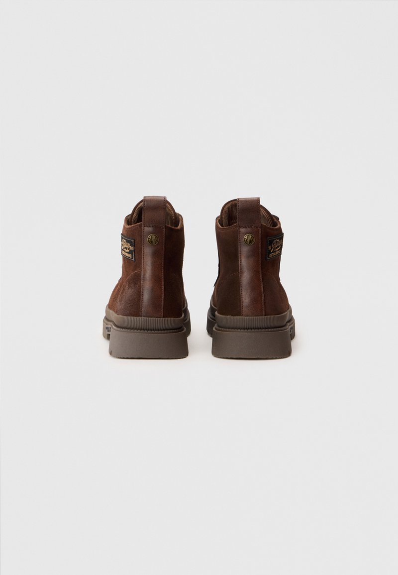 Braune Leder-Stiefeletten mit strukturiertem Finish, ausgestattet mit einer robusten Sohle, verstärktem Absatz und einem Markenpatch an der Seite.