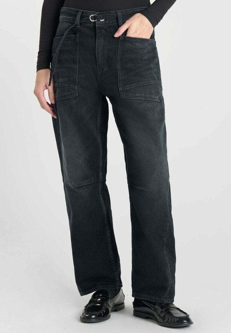 Un pantalon en denim noir taille haute présente une jambe droite, deux grandes poches avant et des passants de ceinture, avec une texture lisse et mate.