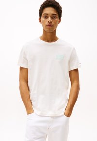 Tommy Jeans SLIM BUBBLE PRINT TEE - Print T-shirt - ancient white