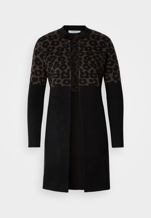 Cardigan preto com um design de padrão de leopardo em tons de castanho, com mangas longas, gola redonda e um estilo de frente aberta.