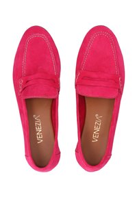 Fuchsia Wildleder Slipper mit kontrastierendem Nähen und klassischem Schlupfdesign, featuring einer abgerundeten Zehenform und einer glatten Lederinnensohle.