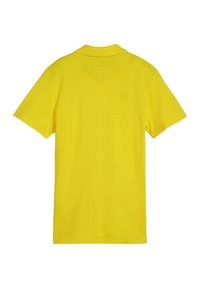 Maglietta polo gialla con colletto classico, maniche corte e un tessuto morbido e strutturato. Design semplice senza motivi o decorazioni.