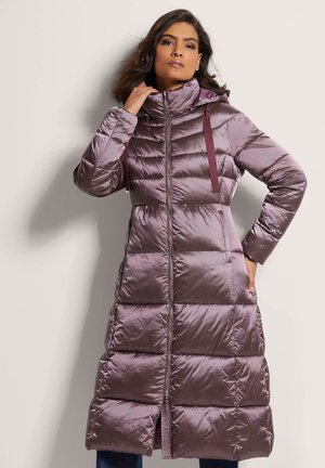 Langer, pflaumenfarbener Puffer-Mantel mit hohem Kragen, zwei vorderen Taschen und Reißverschluss; verfügt über ein gestepptes Design und eine Kapuze mit Kordelzügen.