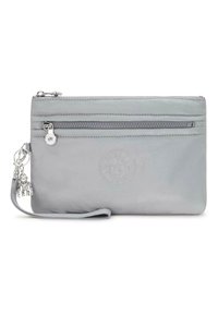 Grå nylon clutch med rem, som har en frontlomme med lynlås, præget logo og en charm-detalje. Glat tekstur med en slank rektangulær form.