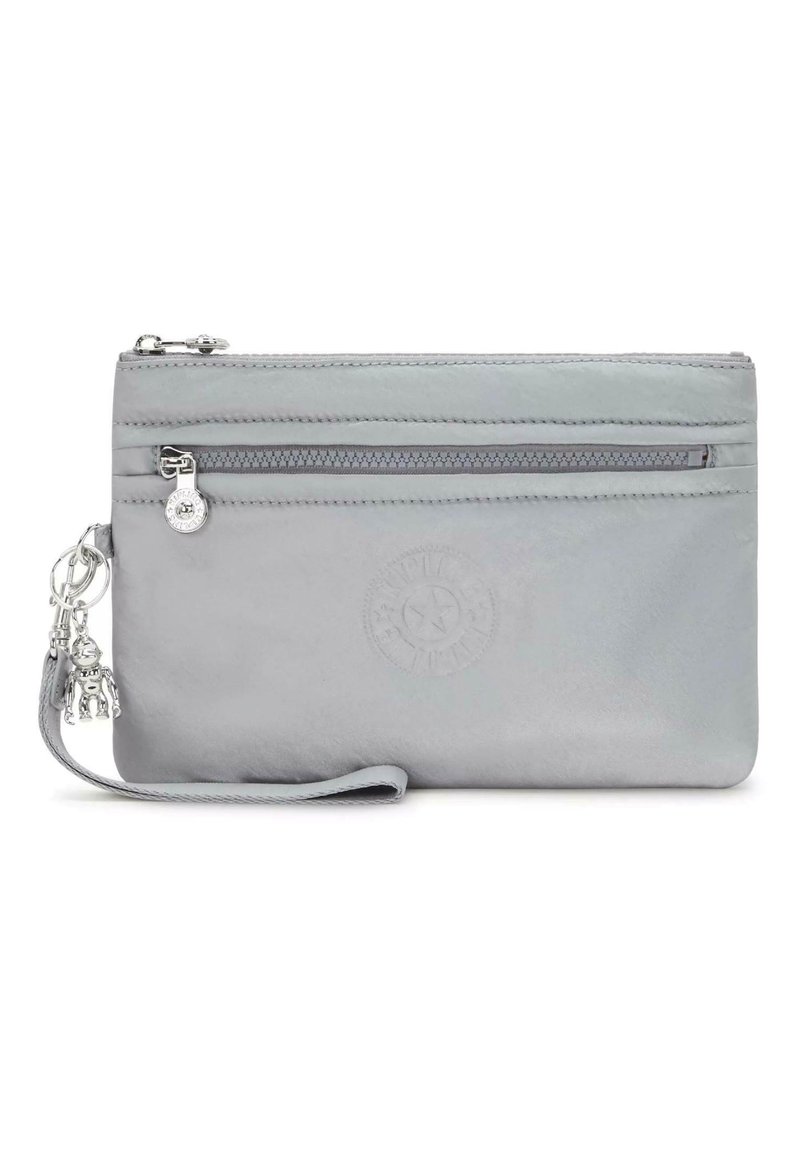 Grå nylon clutch med rem, som har en frontlomme med lynlås, præget logo og en charm-detalje. Glat tekstur med en slank rektangulær form.