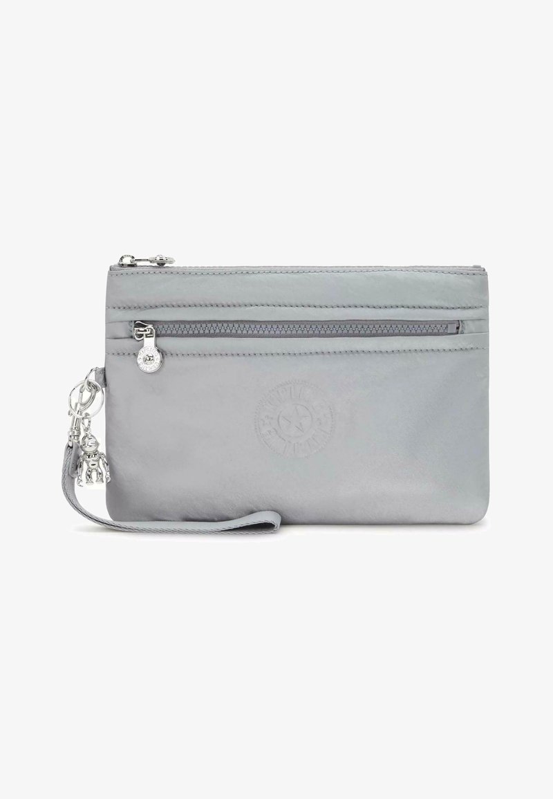 Graue Nylon-Clutch mit Tragriemen, ausgestattet mit einer Vorderseite mit Reißverschlussfach, geprägtem Logo und einem Charm-Detail. Glatte Textur mit einer schlanken rechteckigen Form.