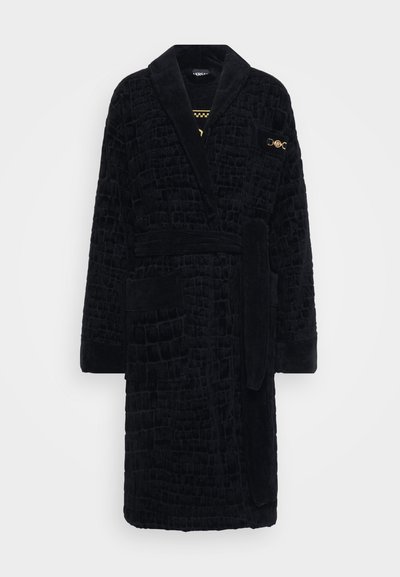 Μαύρη χνουδωτή ρόμπα μπάνιου με υφή κροκόδειλου, φαρδύ γιακά, ζώνη στη μέση και πλαϊνές τσέπες. Χρυσό λογότυπο διακοσμητικό στο στήθος.