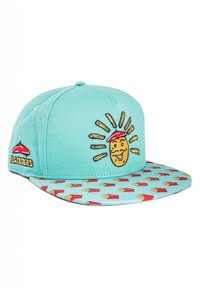 Gorra turquesa con un personaje de papa sonriente bordado y rayos de sol. El visera presenta un patrón repetido de papas fritas rojas.