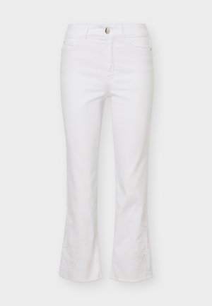 Jeans en denim blanc avec taille mi-haute, bouton et fermeture éclair à l'avant, cinq poches, et broderie florale discrète près des ourlets évasés.